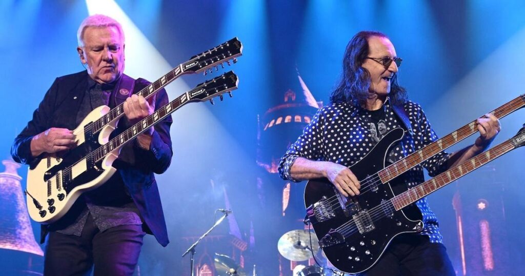 Rush no palco durante a turnê de 2026 em matéria sobre letras de Neil Peart
