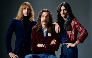 Geddy Lee, Alex Lifeson e Neil Peart juntos em matéria sobre Take a Friend e a amizade no Rush