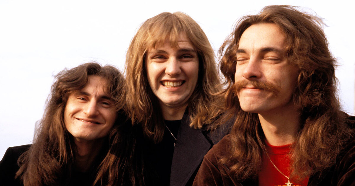 Geddy Lee, Alex Lifeson e Neil Peart juntos em matéria sobre Take a Friend e a amizade no Rush